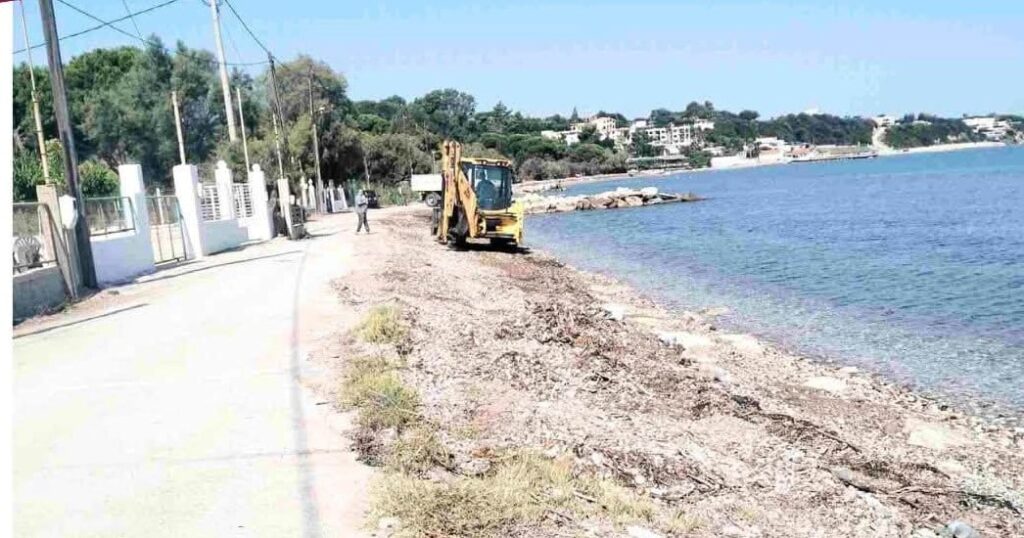 Δυτική Αχαϊα: Ο Δήμος καθαρίζει τις παραλίες