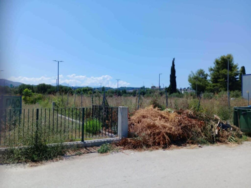 παραλια πατρων ακαθαριστο οικοπεδο